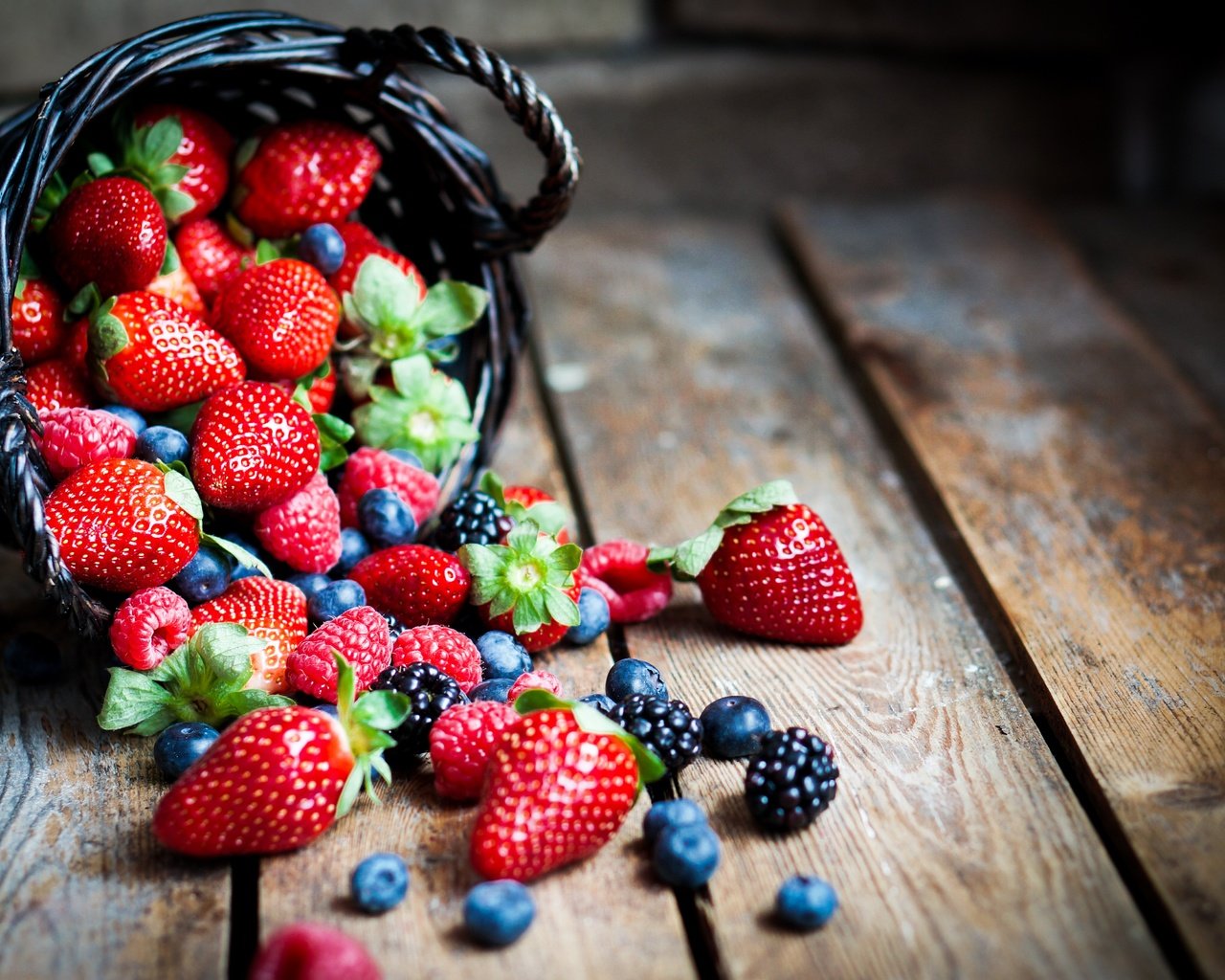 Обои макро, клубника, ягоды, черника, корзинка, ежевика, лукошко, macro, strawberry, berries, blueberries, basket, blackberry разрешение 4912x3264 Загрузить