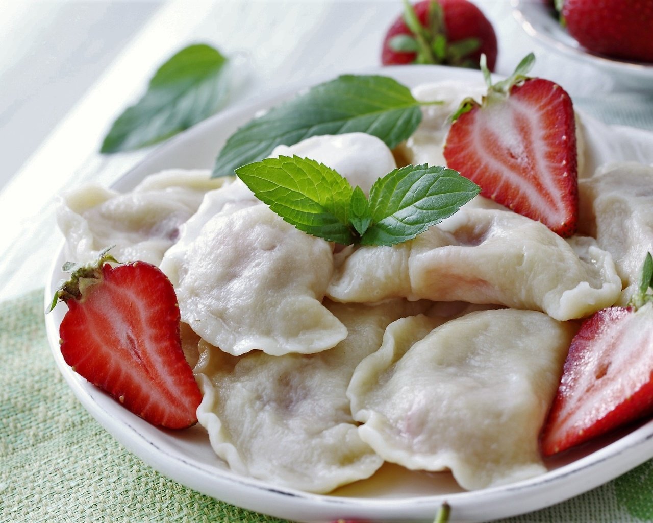 Обои мята, клубника, ягоды, начинка, тесто, вареники, mint, strawberry, berries, filling, the dough, dumplings разрешение 2000x1310 Загрузить