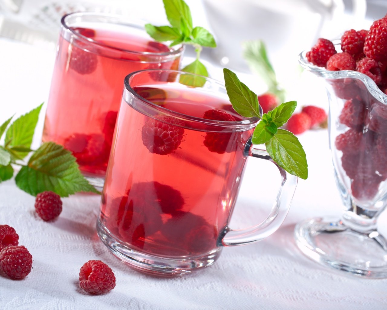 Обои напиток, малина, кружка, ягоды, компот, drink, raspberry, mug, berries, compote разрешение 4032x3024 Загрузить