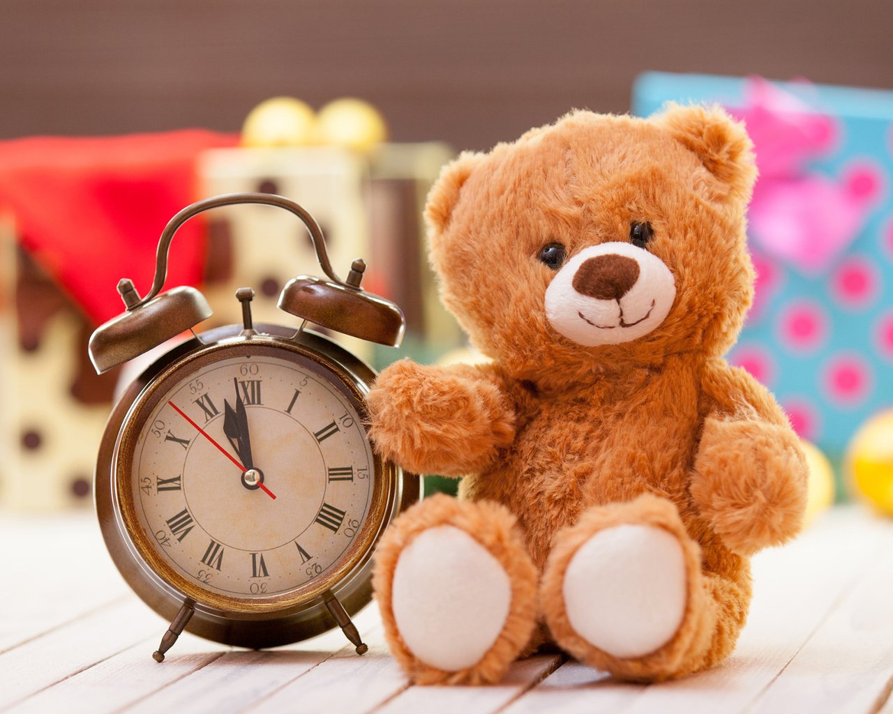 Обои улыбка, подарки, часы, мишка, игрушка, будильник, медвежонок, плюшевый медведь, smile, gifts, watch, bear, toy, alarm clock, teddy bear разрешение 1920x1200 Загрузить