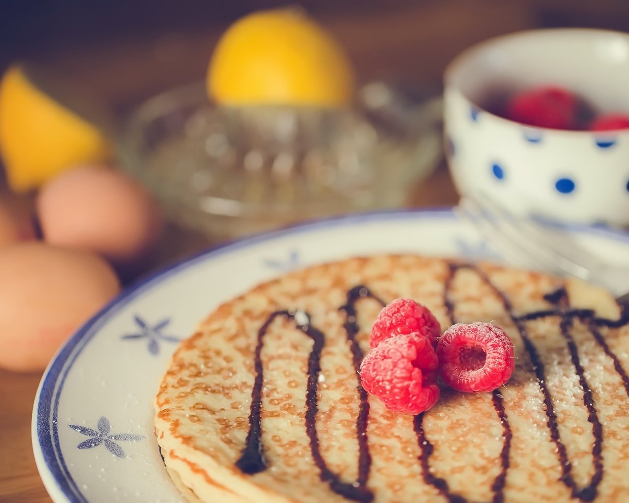 Обои малина, ягоды, яйца, тарелка, блины, raspberry, berries, eggs, plate, pancakes разрешение 1920x1280 Загрузить