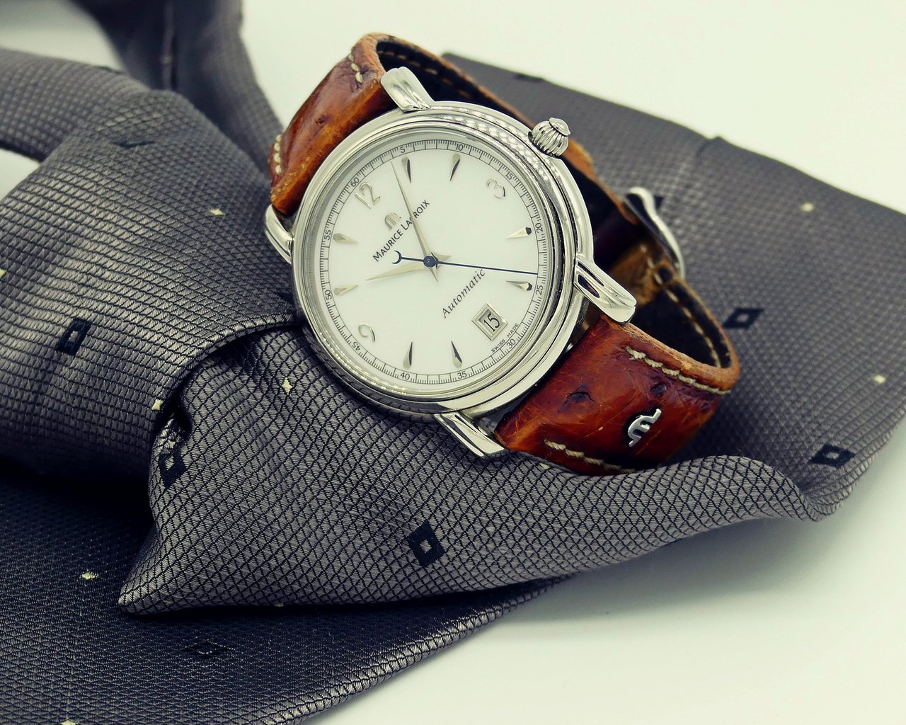 Обои часы, галстук, аксессуары, наручные часы, watch, tie, accessories, wrist watch разрешение 2880x1800 Загрузить