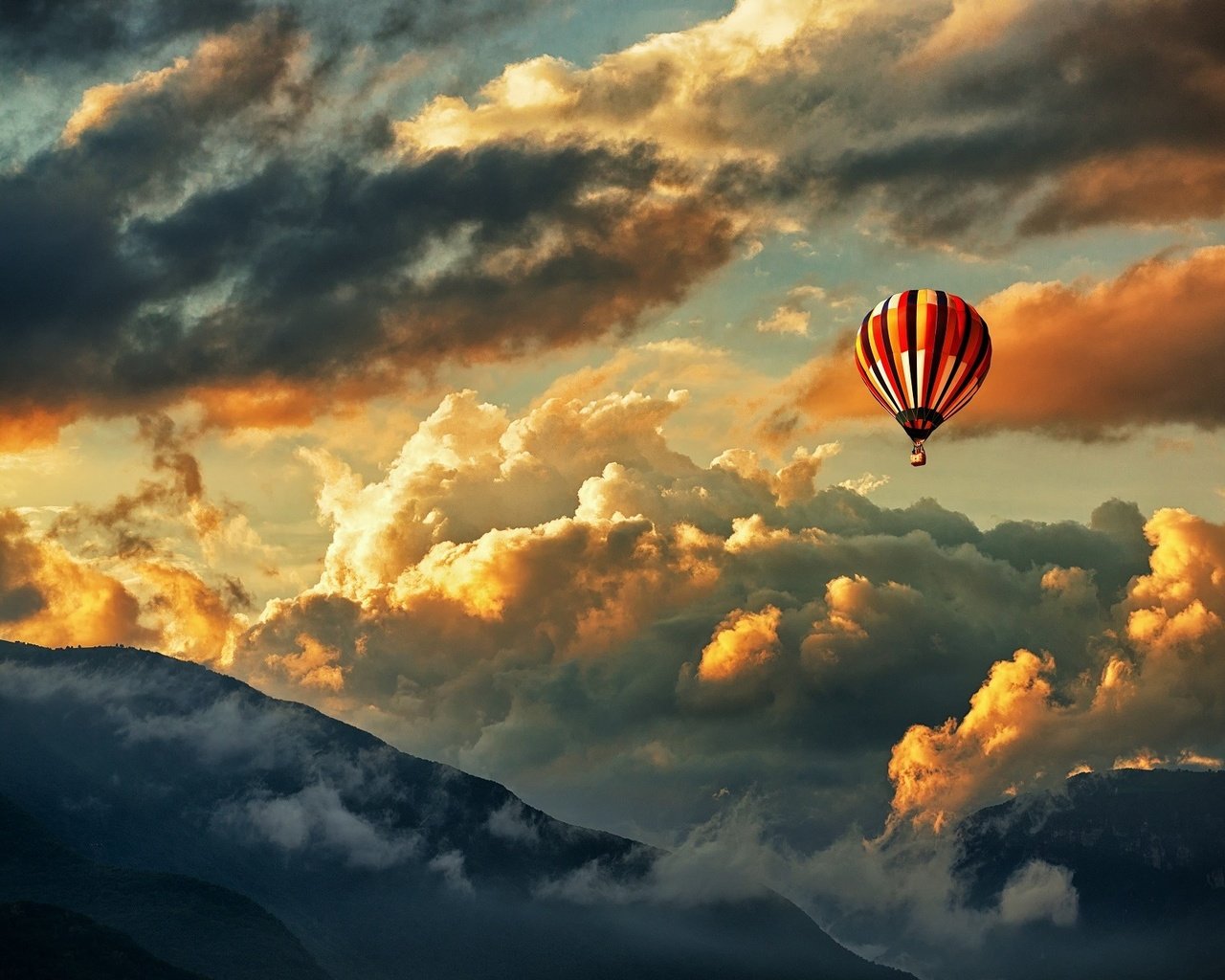 Обои небо, облака, горы, воздушный шар, солнечный свет, the sky, clouds, mountains, balloon, sunlight разрешение 1920x1281 Загрузить