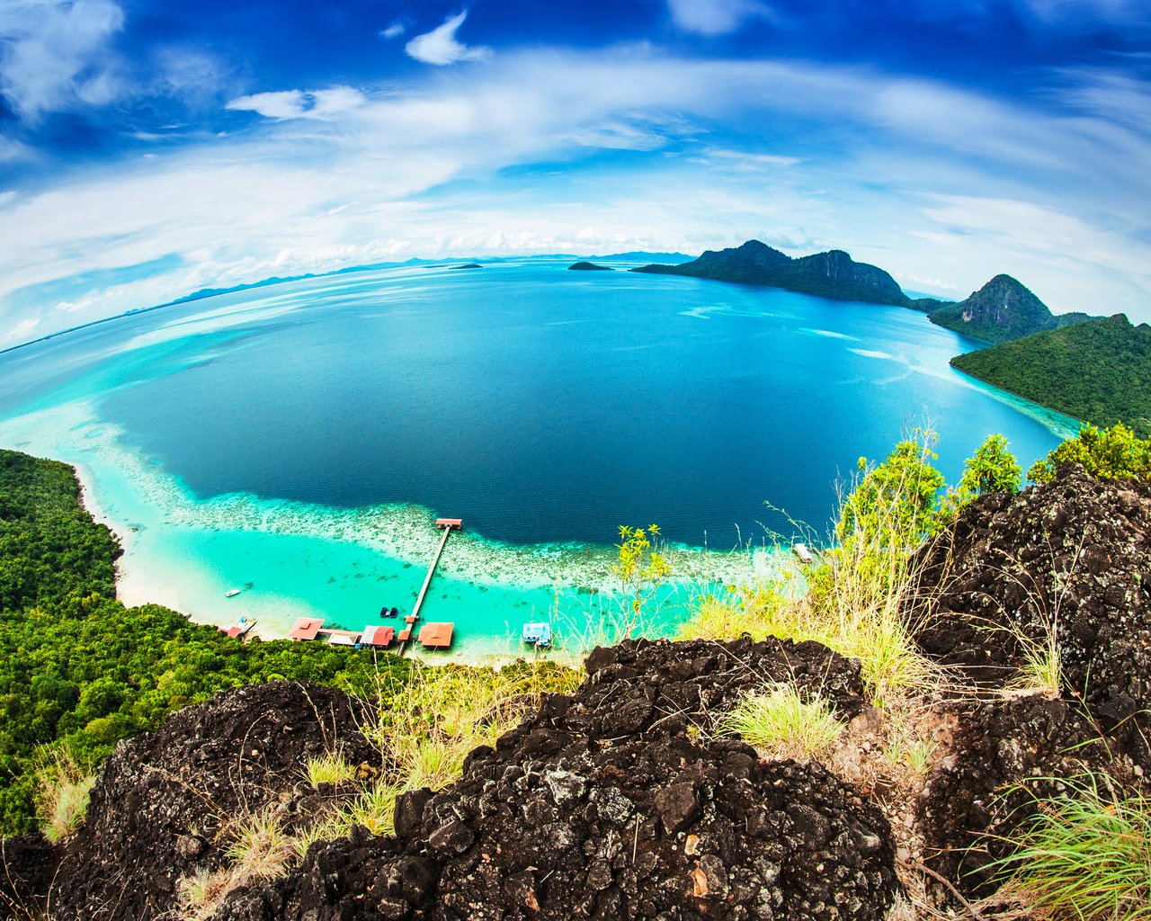 Обои небо, бунгало, скалы, тропики, море, малайзия, пляж, bohey dulang island, горизонт, панорама, вид сверху, побережье, the sky, bungalow, rocks, tropics, sea, malaysia, beach, horizon, panorama, the view from the top, coast разрешение 3678x2452 Загрузить