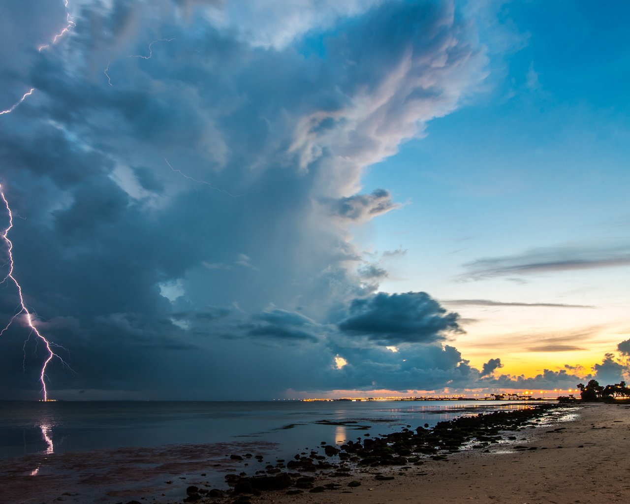 Обои небо, облака, молния, пляж, океан, гроза, the sky, clouds, lightning, beach, the ocean, the storm разрешение 3840x2160 Загрузить