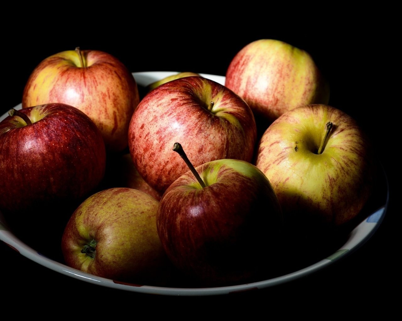 Обои еда, фрукты, яблоки, черный фон, плоды, food, fruit, apples, black background разрешение 2048x1345 Загрузить