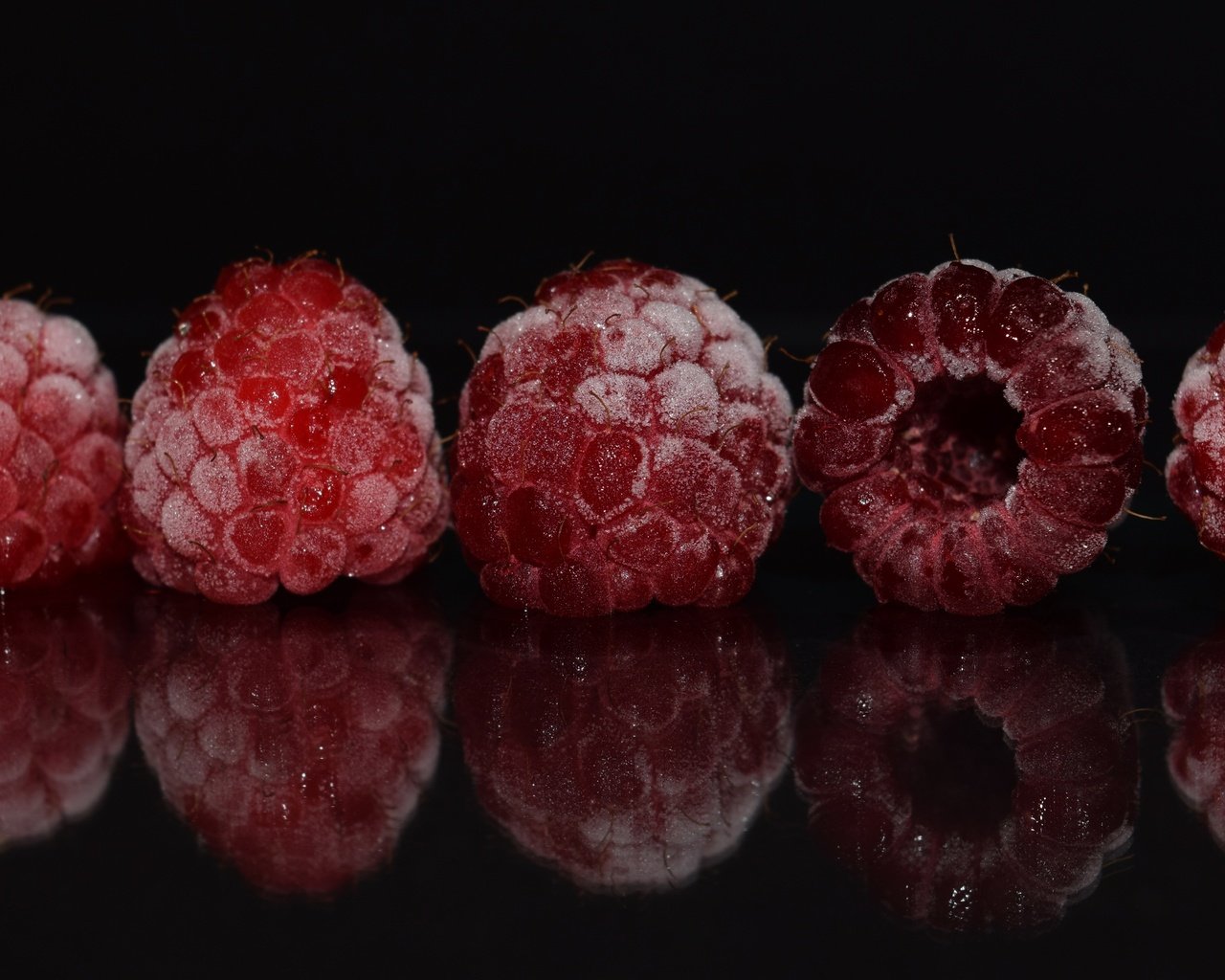 Обои макро, отражение, малина, иней, черный фон, ягоды, macro, reflection, raspberry, frost, black background, berries разрешение 5918x3328 Загрузить