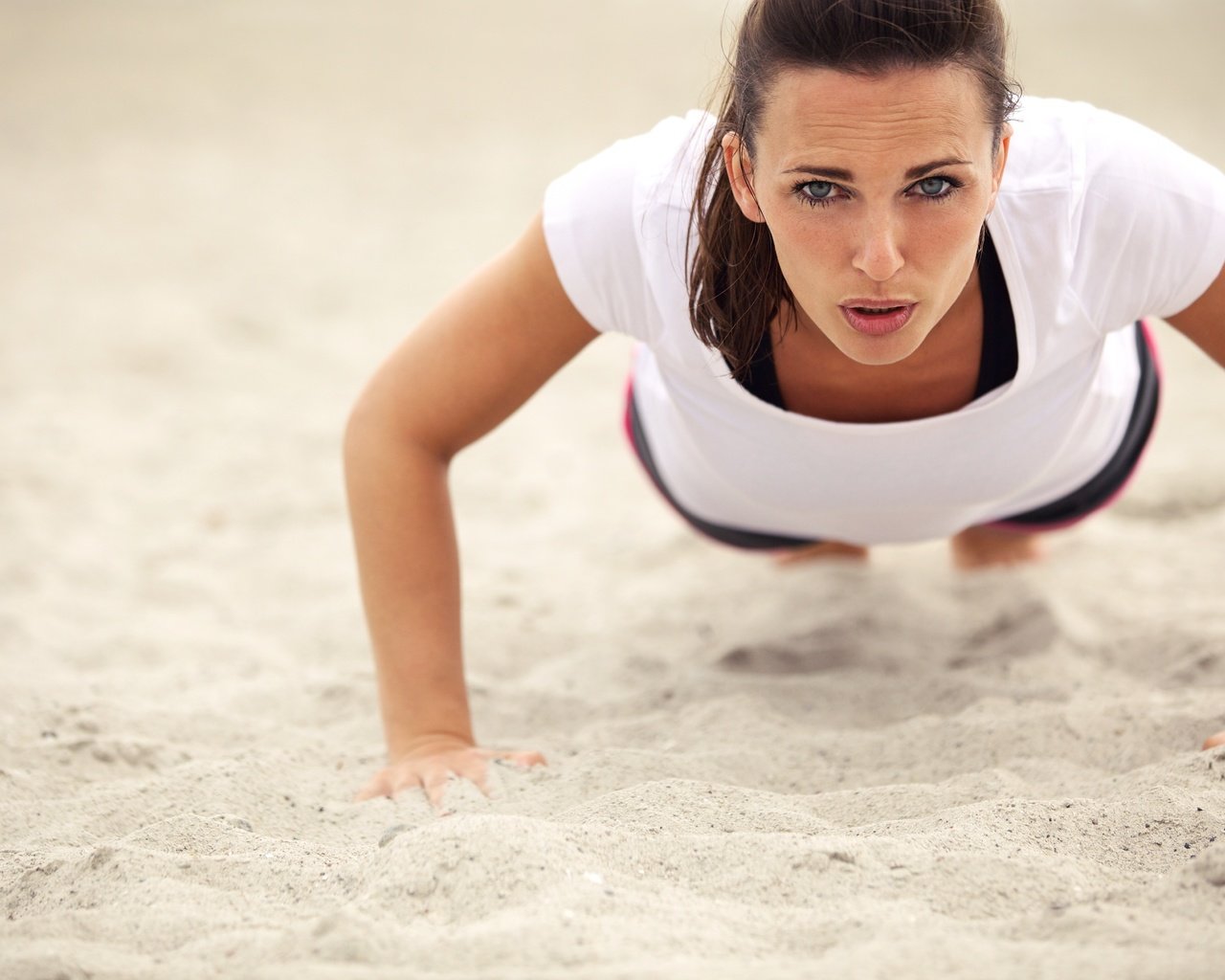 Обои поза, песок, пляж, фитнес, спортивная одежда, тренировки, отжимание, pose, sand, beach, fitness, sports wear, workout, push-ups разрешение 5000x3333 Загрузить