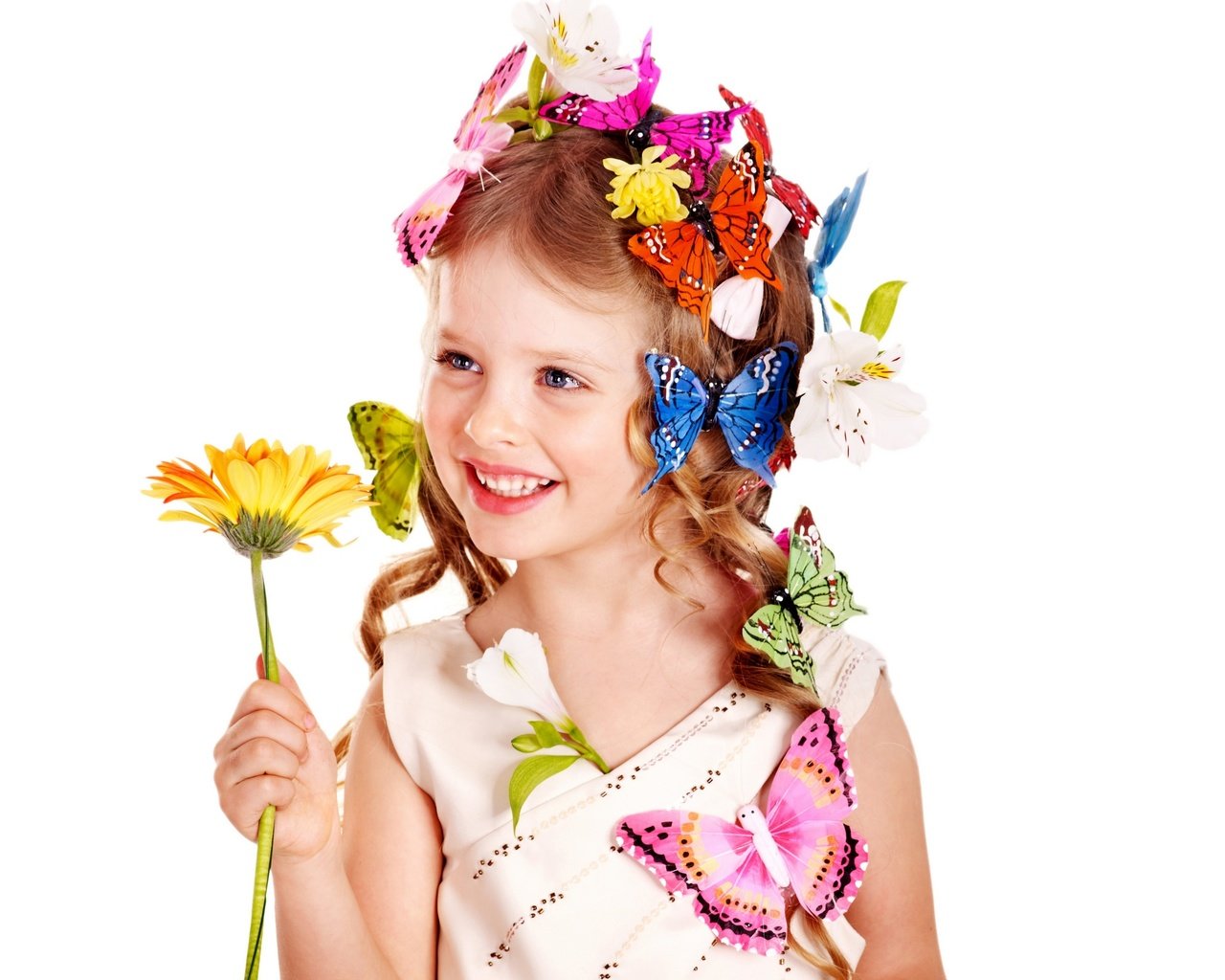 Обои бабочки, цветы, улыбка, взгляд, дети, девочка, волосы, лицо, ребенок, butterfly, flowers, smile, look, children, girl, hair, face, child разрешение 2560x1920 Загрузить