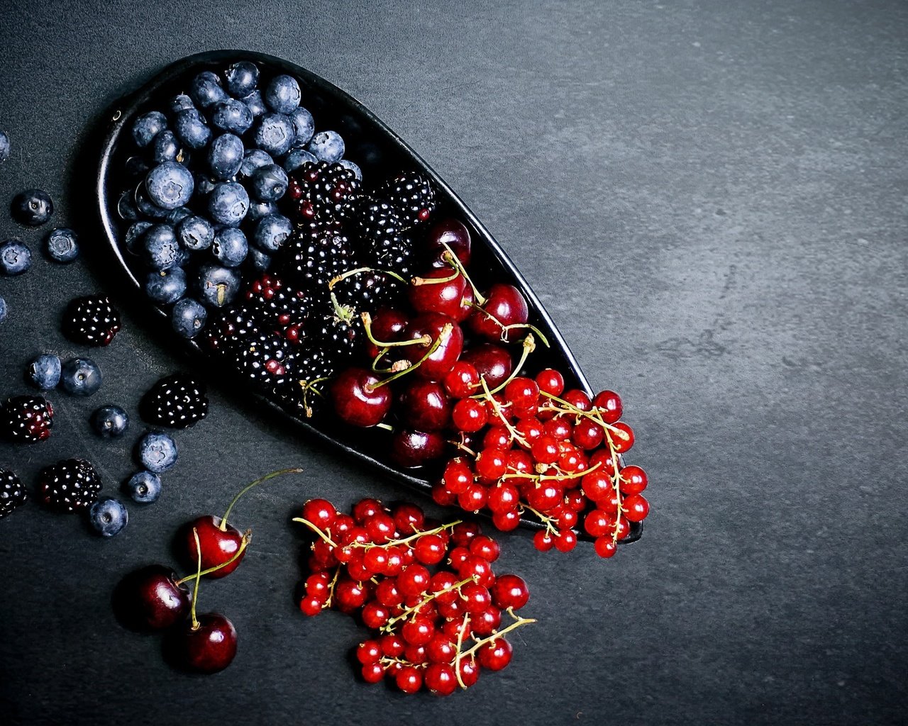 Обои ягоды, вишня, черника, ежевика, смородина, berries, cherry, blueberries, blackberry, currants разрешение 2048x1381 Загрузить