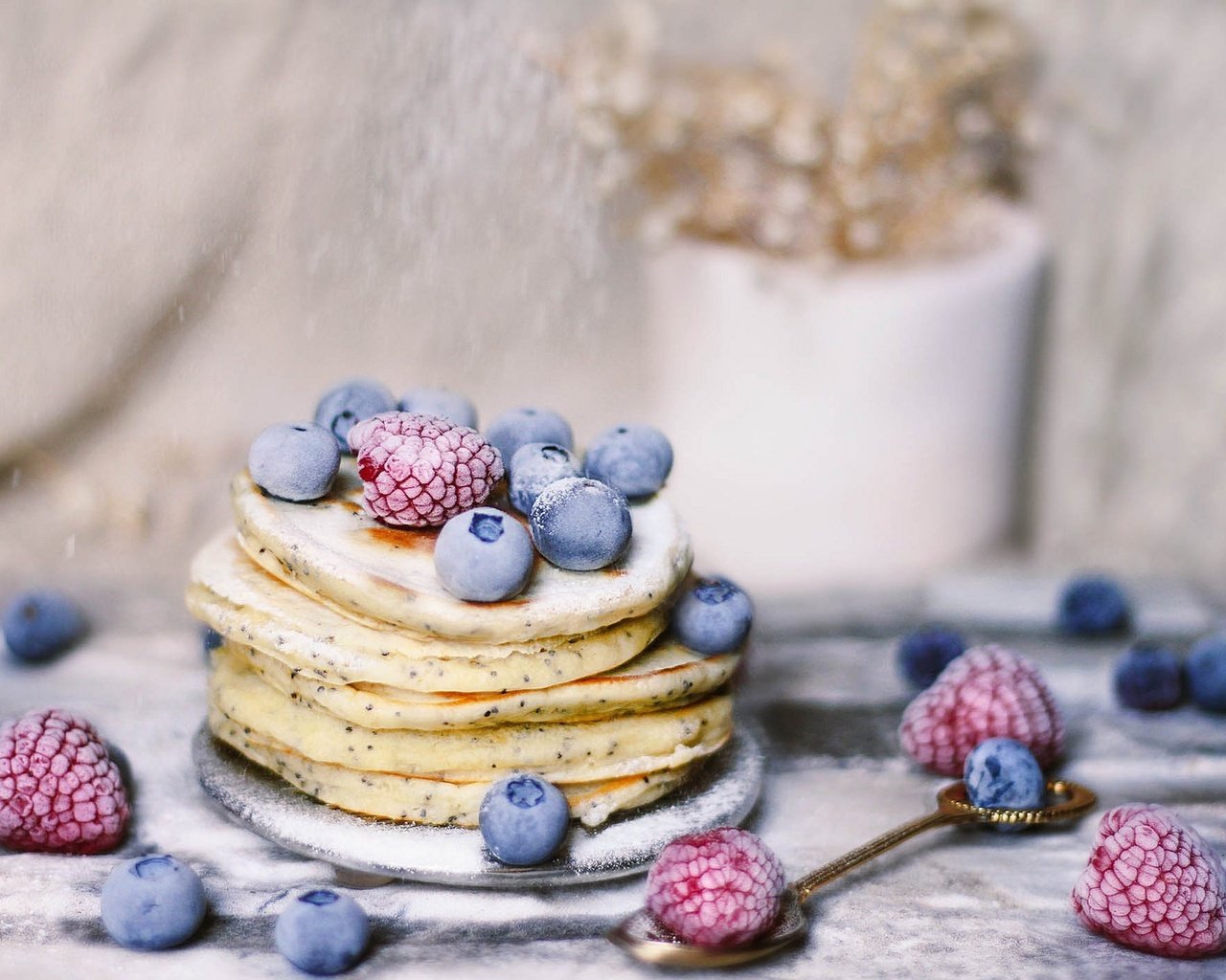 Обои малина, ягоды, черника, сахарная пудра, блины, оладьи, raspberry, berries, blueberries, powdered sugar, pancakes разрешение 2048x1373 Загрузить