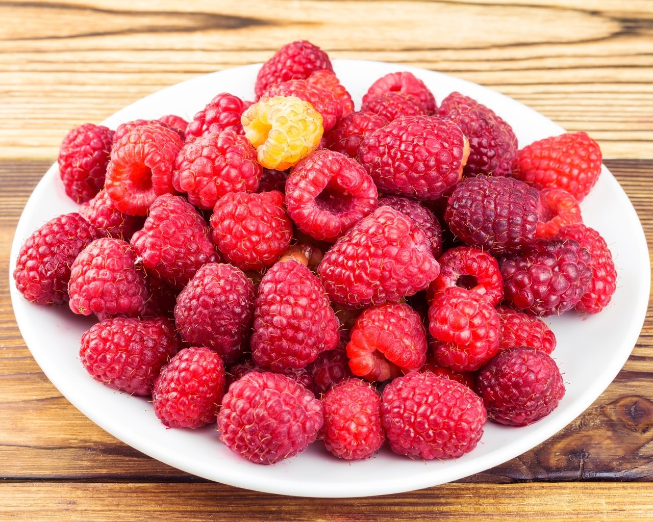 Обои малина, ягоды, тарелка, деревянная поверхность, raspberry, berries, plate, wooden surface разрешение 5184x3456 Загрузить