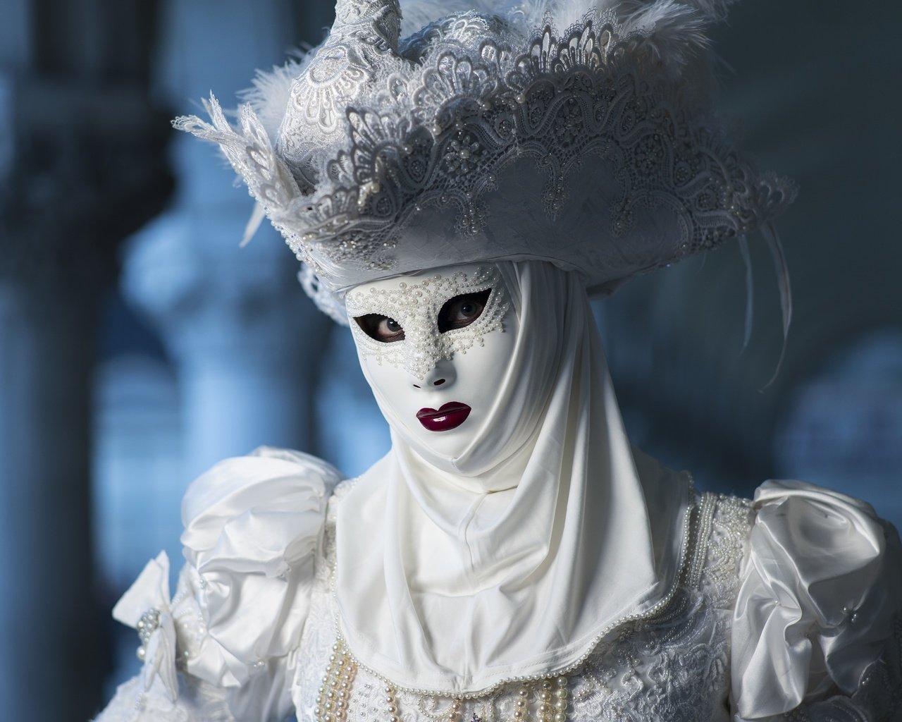 Обои маска, белый, костюм, шляпа, карнавал, mask, white, costume, hat, carnival разрешение 2048x1331 Загрузить