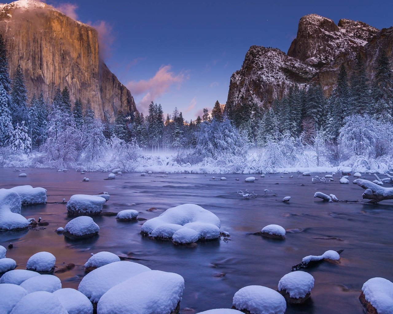 Обои деревья, река, горы, скалы, снег, природа, лес, зима, trees, river, mountains, rocks, snow, nature, forest, winter разрешение 1920x1200 Загрузить