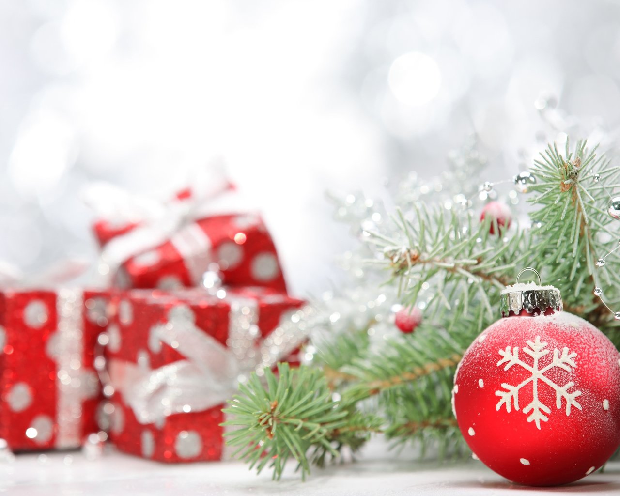 Обои новый год, елка, подарки, шар, рождество, new year, tree, gifts, ball, christmas разрешение 3840x2400 Загрузить