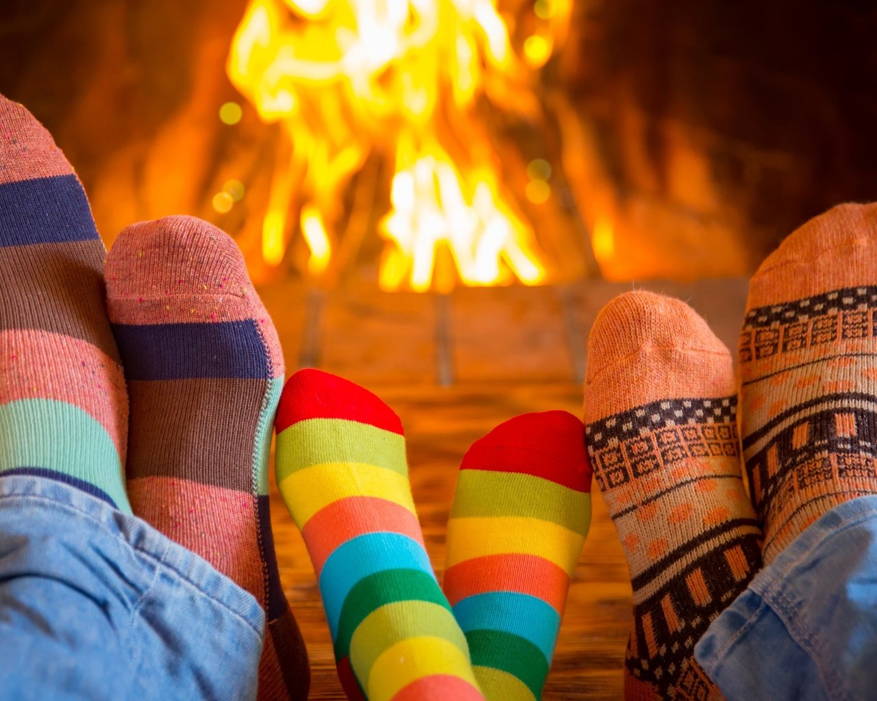 Обои настроение, огонь, ноги, камин, семья, носки, носочки, mood, fire, feet, fireplace, family, socks разрешение 2880x1800 Загрузить
