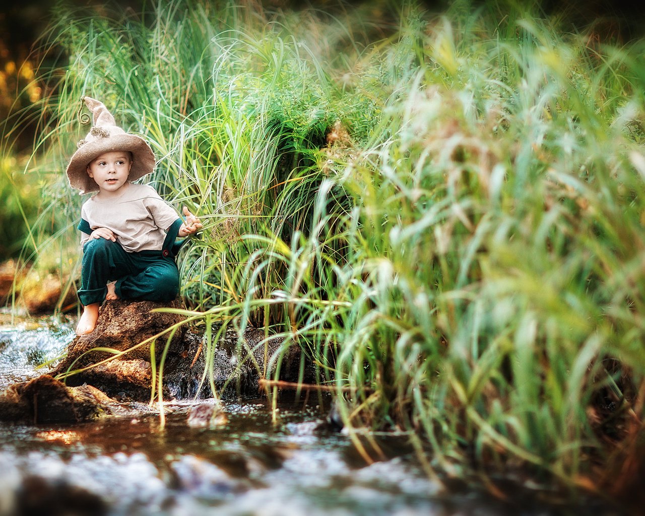 Обои колпак, вода, irina nedyalkova, камни, лето, ребенок, мальчик, костюм, шляпа, травы, cap, water, stones, summer, child, boy, costume, hat, grass разрешение 2048x1365 Загрузить