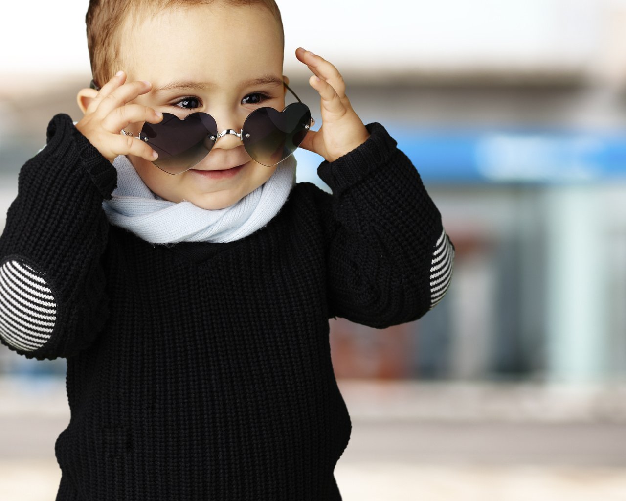 Обои дети, улица, ребенок, мальчик, солнечные очки, пацан, children, street, child, boy, sunglasses, kid разрешение 7872x5350 Загрузить