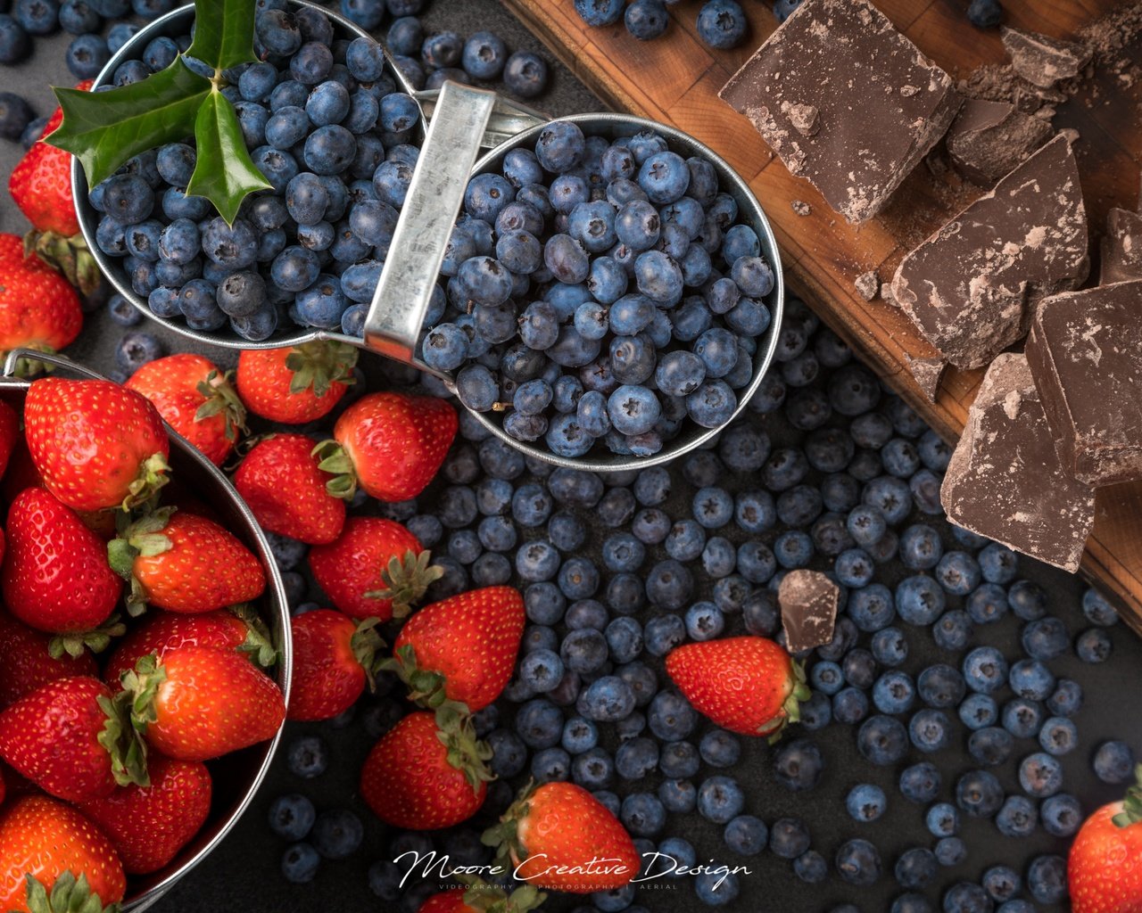 Обои клубника, ягоды, черника, шоколад, strawberry, berries, blueberries, chocolate разрешение 2500x1668 Загрузить