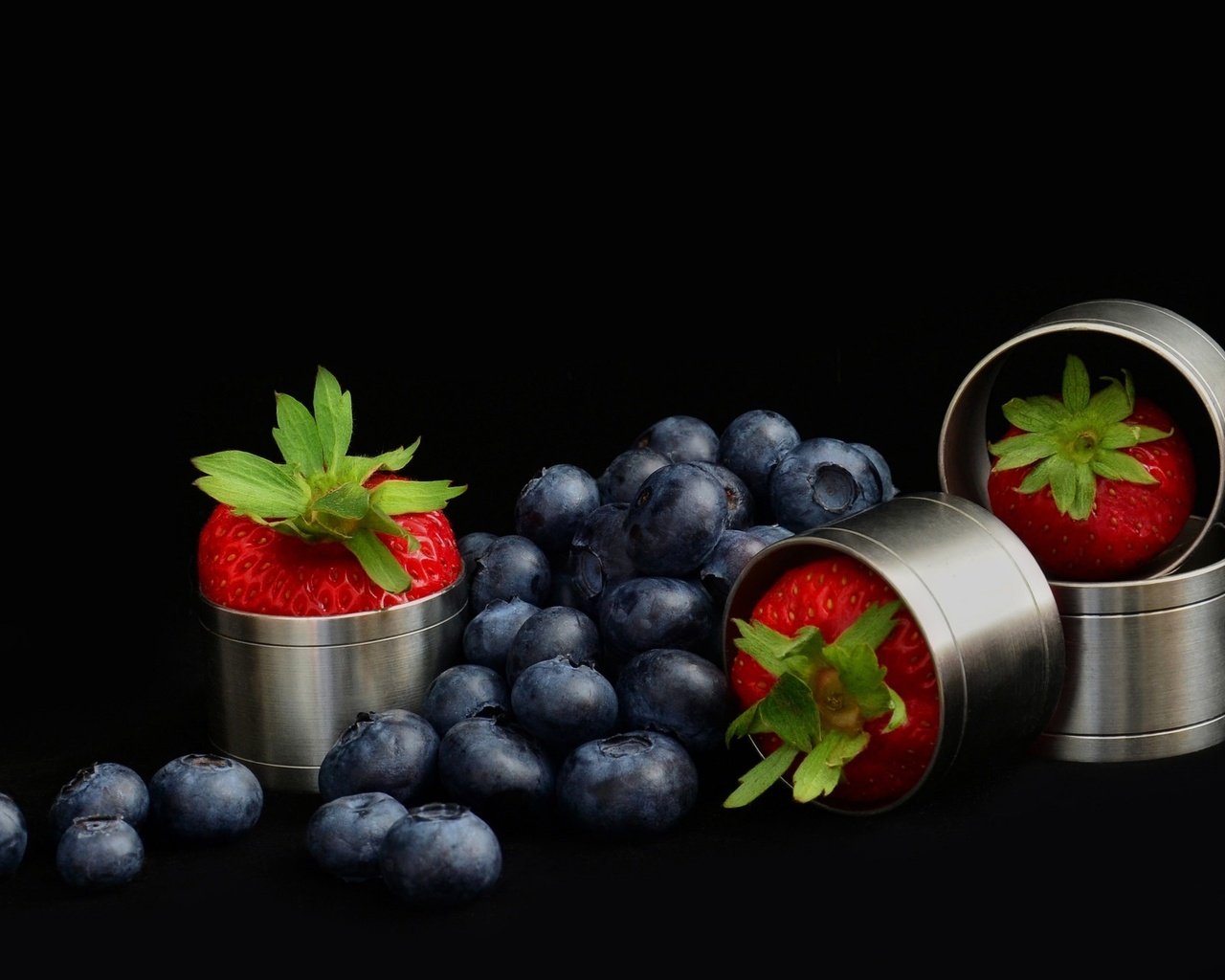 Обои клубника, ягоды, черника, strawberry, berries, blueberries разрешение 2048x1331 Загрузить
