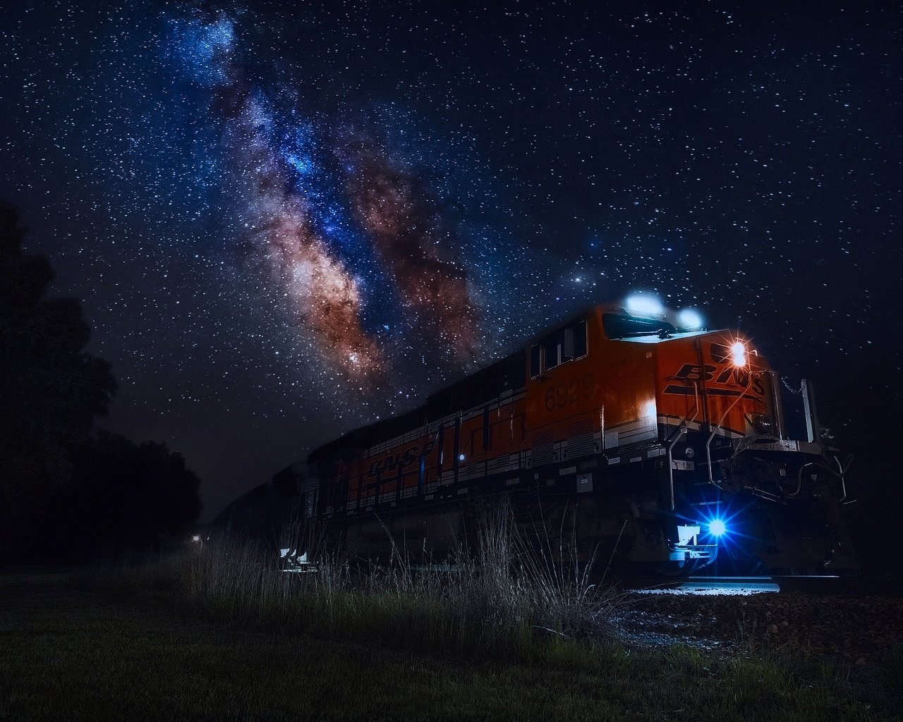 Обои небо, свет, ночь, огни, звезды, поезд, млечный путь, the sky, light, night, lights, stars, train, the milky way разрешение 2048x1200 Загрузить