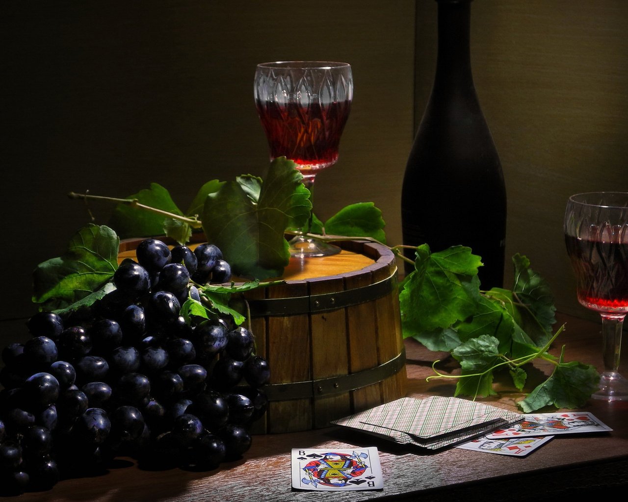 Обои стиль, натюрморт, виноград, карты, дом, вино, бутылка, бокалы, гроздь, style, still life, grapes, card, house, wine, bottle, glasses, bunch разрешение 2112x1188 Загрузить