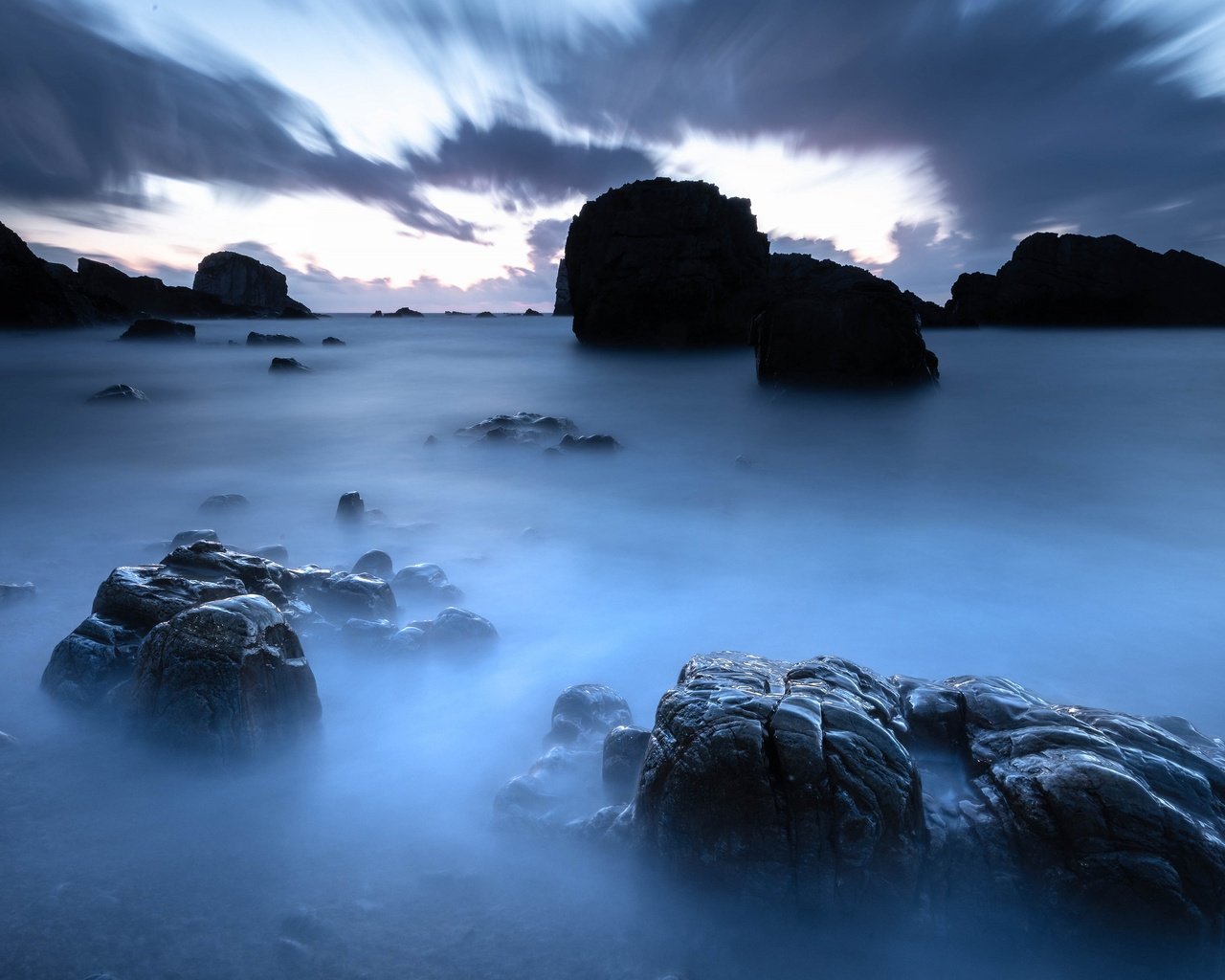 Обои небо, облака, скалы, камни, берег, море, силуэты, прибой, the sky, clouds, rocks, stones, shore, sea, silhouettes, surf разрешение 3840x2160 Загрузить