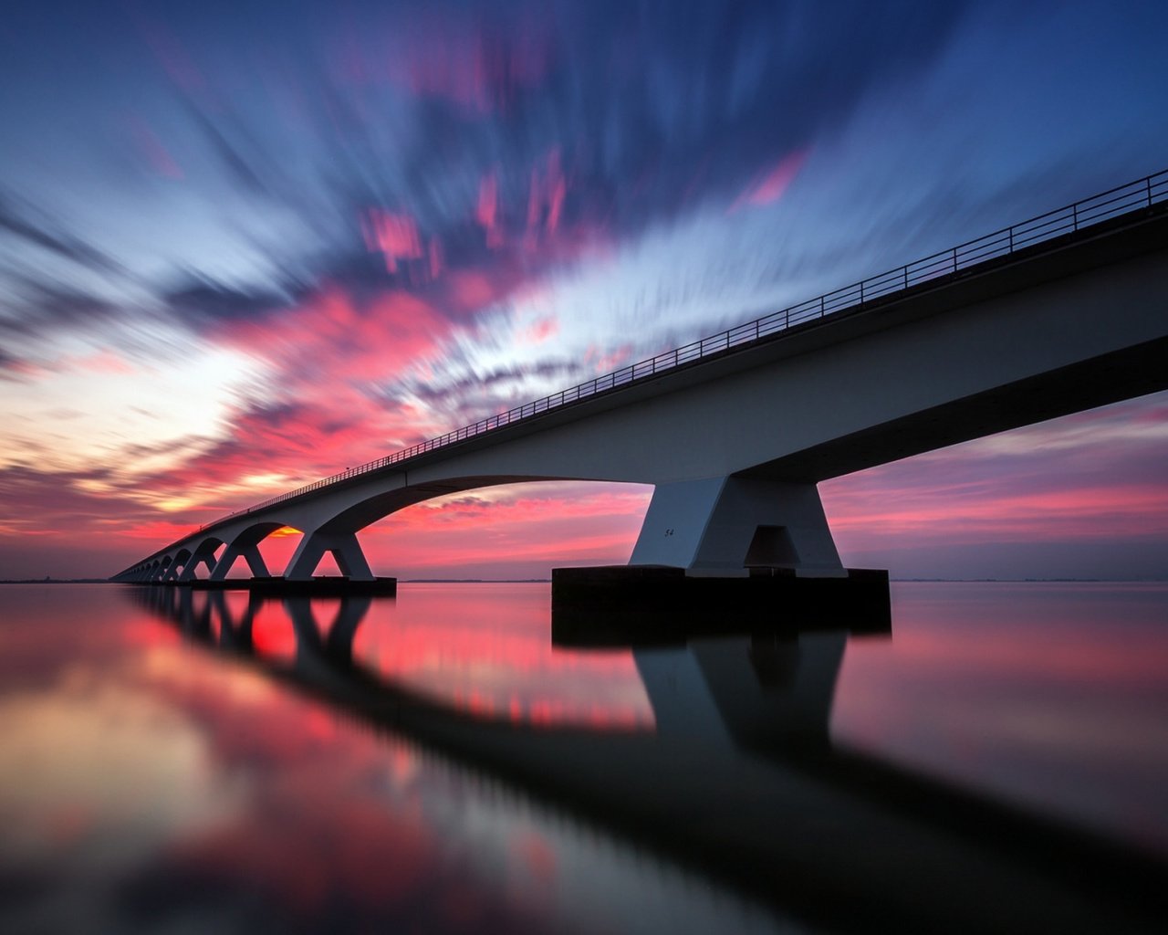 Обои небо, облака, вода, отражения, мост, выдержка, the sky, clouds, water, reflection, bridge, excerpt разрешение 2112x1188 Загрузить