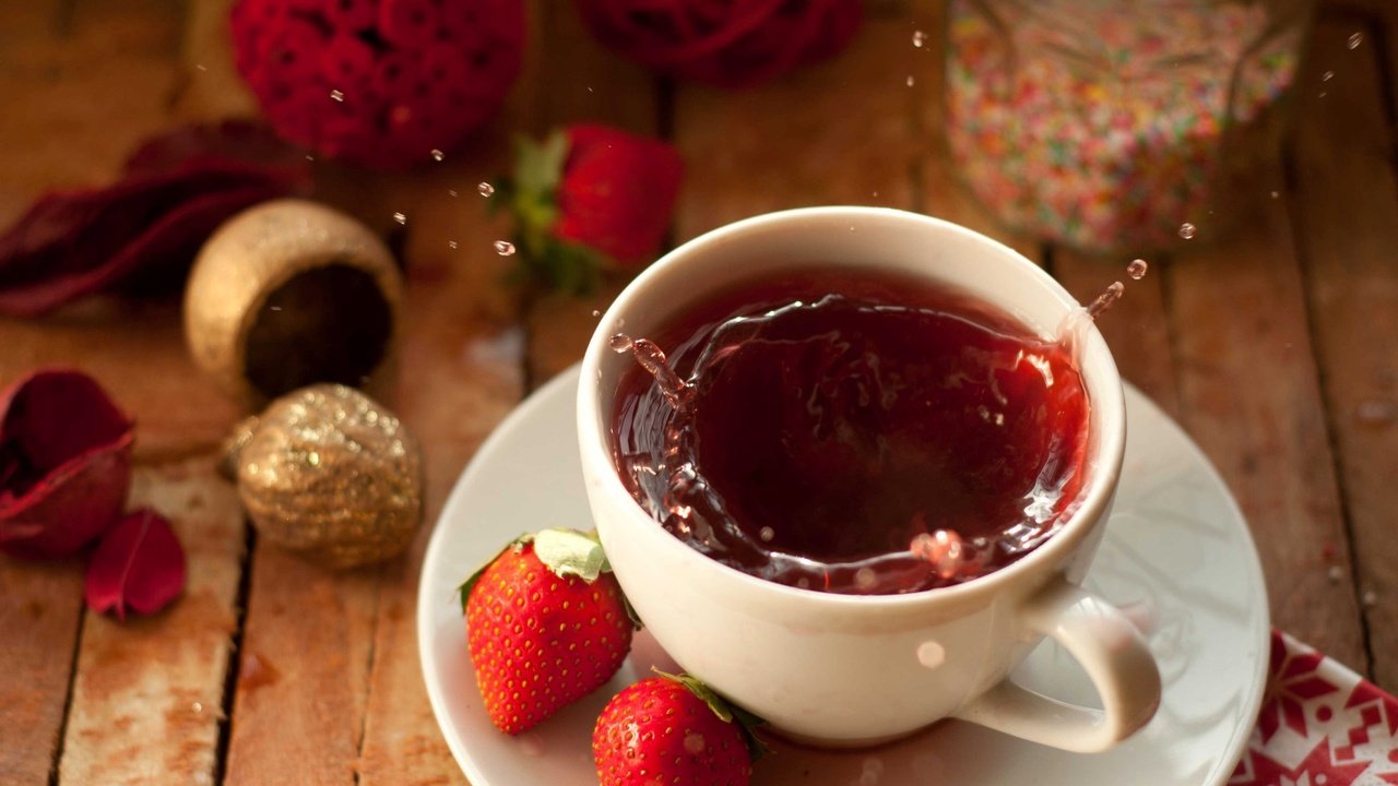 Обои клубника, брызги, чашка, чай, strawberry, squirt, cup, tea разрешение 2573x1709 Загрузить