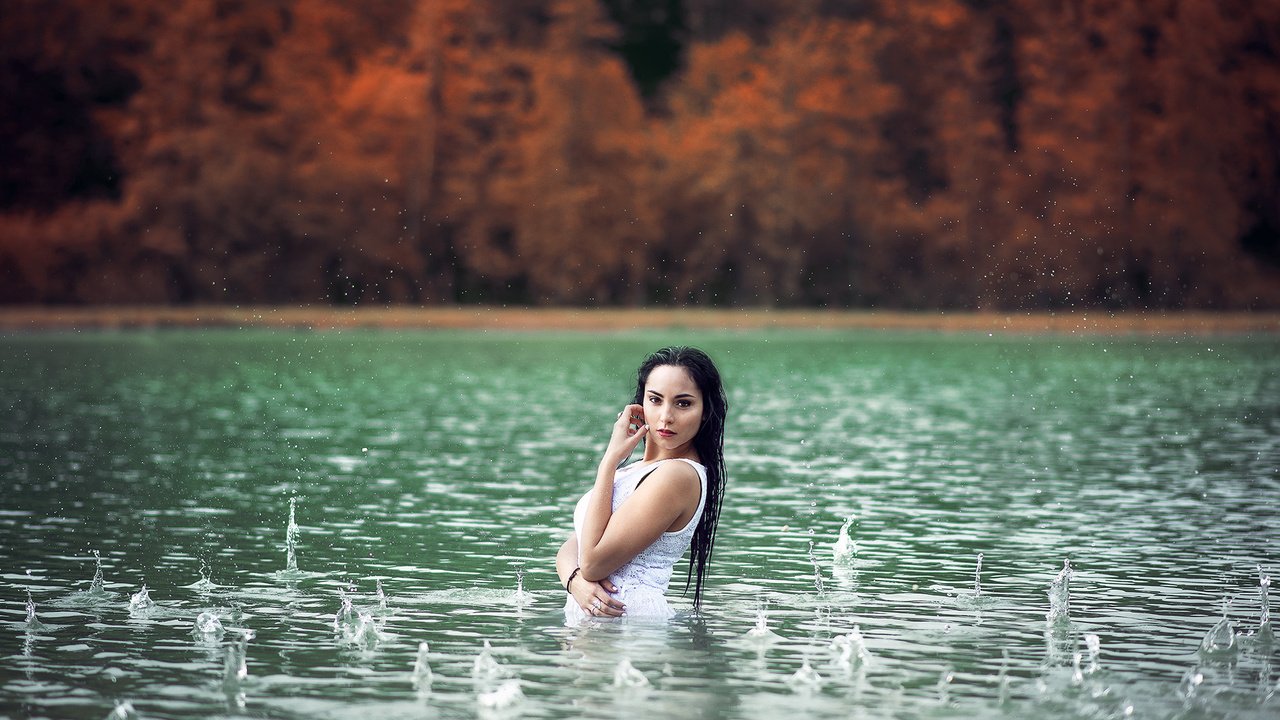 Обои озеро, девушка, дождь, lake, girl, rain разрешение 2000x1335 Загрузить