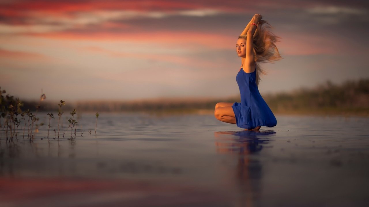 Обои вода, закат, девушка, отражение, платье, блондинка, water, sunset, girl, reflection, dress, blonde разрешение 2048x1465 Загрузить