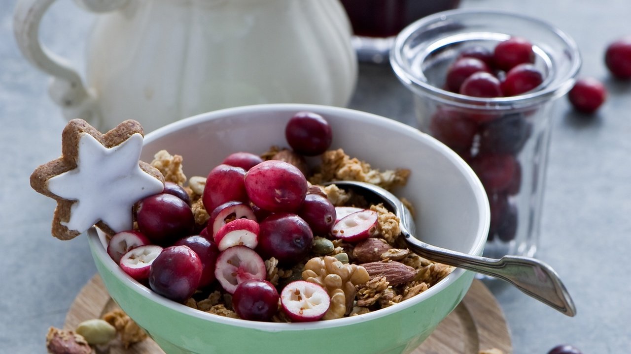 Обои орехи, ягоды, завтрак, печенье, миндаль, хлопья, мюсли, nuts, berries, breakfast, cookies, almonds, cereal, muesli разрешение 1920x1280 Загрузить