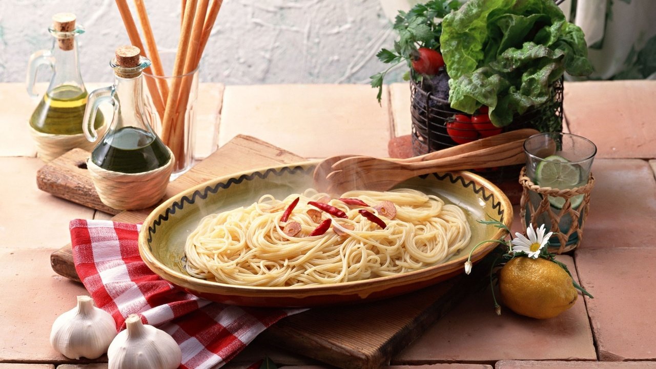 Обои красный, оливковое масло, лимон, линон, овощи, ужин, перец, спагетти, чеснок, паста, red, olive oil, lemon, leenaun, vegetables, dinner, pepper, spaghetti, garlic, pasta разрешение 1920x1362 Загрузить