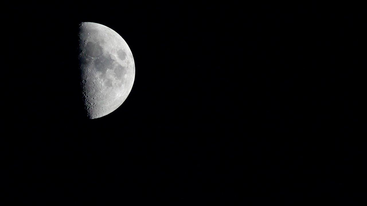 Обои небо, ночь, космос, луна, чёрно-белое, спутник, the sky, night, space, the moon, black and white, satellite разрешение 1920x1200 Загрузить