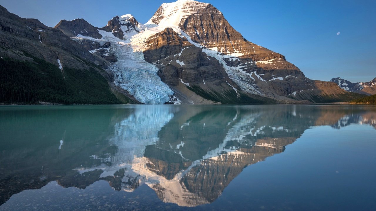 Обои озеро, горы, скалы, снег, отражение, канада, mount robson provincial park, berg lake, lake, mountains, rocks, snow, reflection, canada разрешение 2048x1367 Загрузить