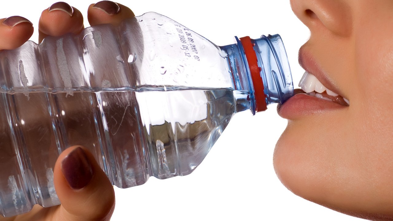 Обои вода, девушка, губы, лицо, бутылка, water, girl, lips, face, bottle разрешение 2485x2000 Загрузить