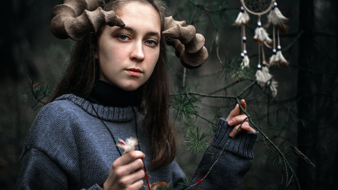 Обои девушка, портрет, взгляд, лицо, рога, косплей, ловец снов, girl, portrait, look, face, horns, cosplay, dreamcatcher разрешение 2048x1367 Загрузить