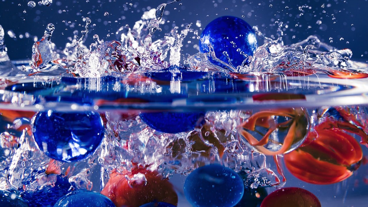 Обои вода, шары, макро, брызги, шарики, стеклянные шарики, water, balls, macro, squirt, glass beads разрешение 2048x1365 Загрузить