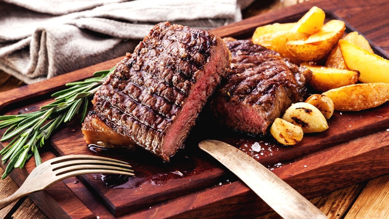 Обои мясо, картофель, стейк, розмарин, meat, potatoes, steak, rosemary разрешение 2400x1304 Загрузить