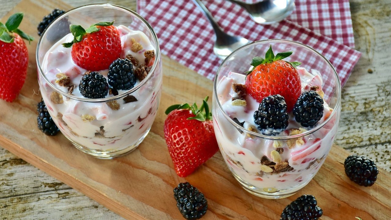 Обои йогурт, орехи, мороженое, клубника, ягоды, стаканы, сладкое, десерт, ежевика, yogurt, nuts, ice cream, strawberry, berries, glasses, sweet, dessert, blackberry разрешение 2560x1414 Загрузить