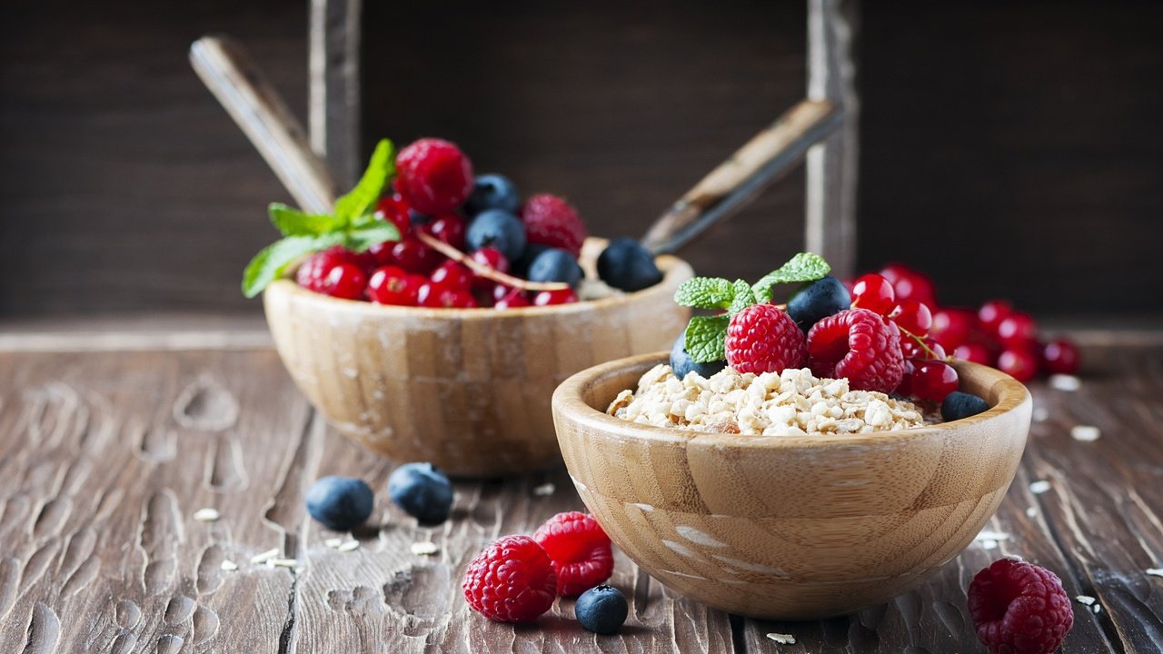 Обои малина, ягоды, черника, завтрак, красная смородина, мюсли, raspberry, berries, blueberries, breakfast, red currant, muesli разрешение 2880x1800 Загрузить