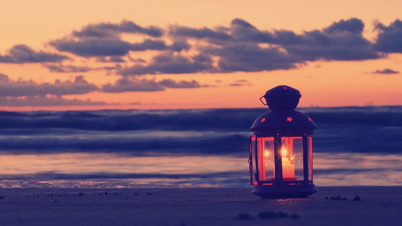 Обои свеча, небо, фонарик, природа, закат, пейзаж, море, песок, пляж, фонарь, candle, the sky, flashlight, nature, sunset, landscape, sea, sand, beach, lantern разрешение 1920x1200 Загрузить
