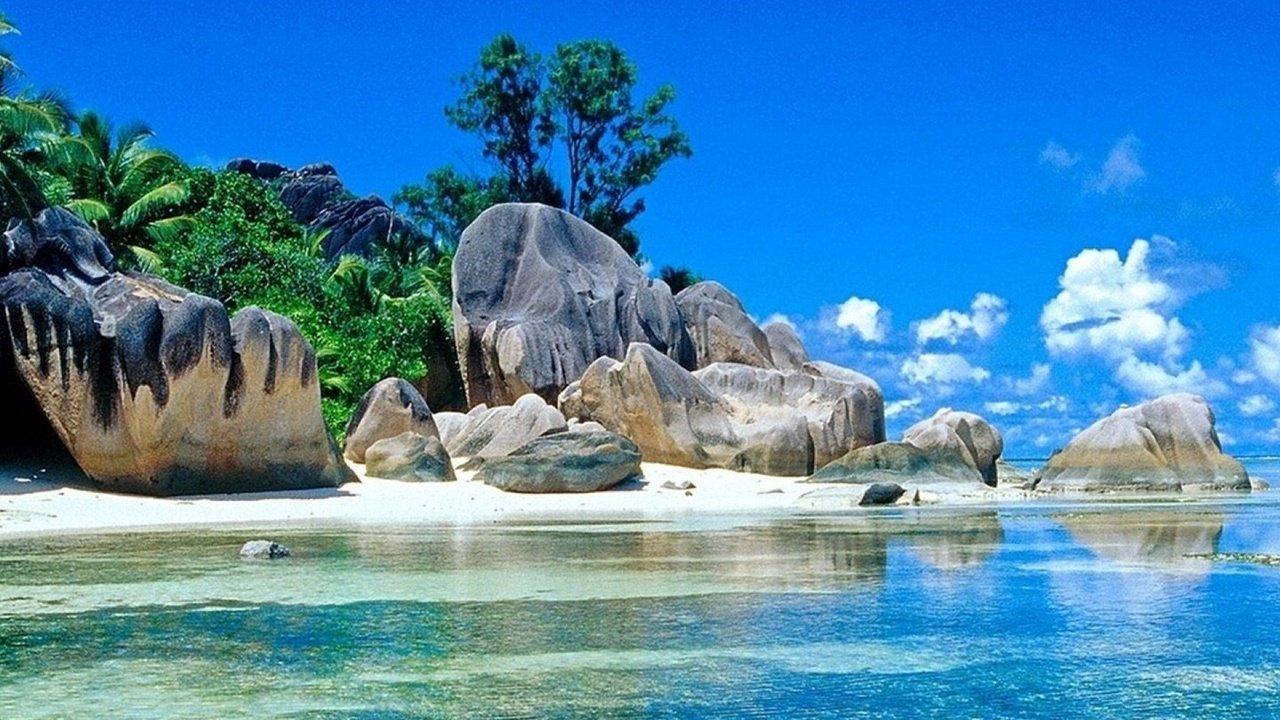 Обои скалы, природа, пляж, остров, тропики, сейшельские острова, ла-диг, rocks, nature, beach, island, tropics, seychelles, la digue разрешение 2560x1080 Загрузить