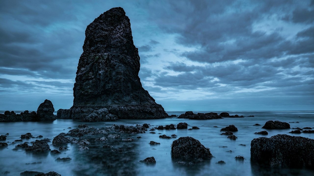 Обои небо, облака, камни, море, скала, сша, орегон, кэннон бич, the sky, clouds, stones, sea, rock, usa, oregon, cannon beach разрешение 2048x1329 Загрузить