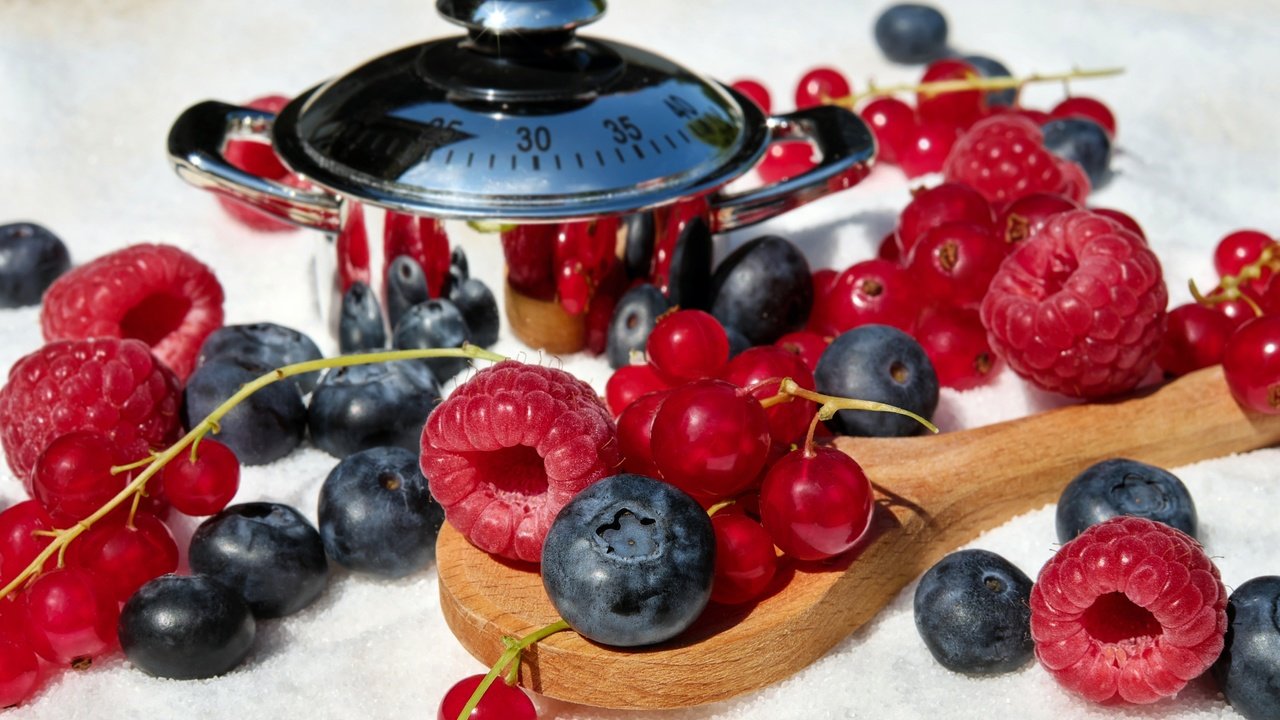 Обои малина, ягоды, черника, красная смородина, голубика, raspberry, berries, blueberries, red currant разрешение 4896x3184 Загрузить