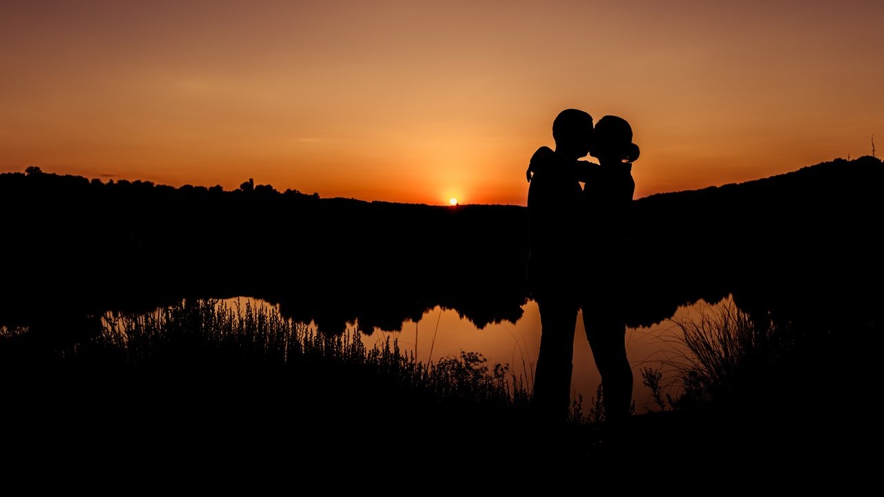 Обои закат, романтика, пара, поцелуй, sunset, romance, pair, kiss разрешение 6824x4912 Загрузить