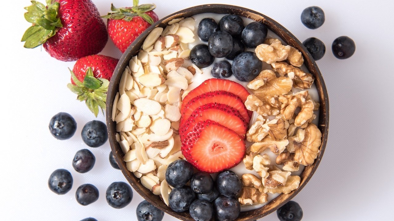 Обои орехи, ягоды, завтрак, йогурт, овсянка, nuts, berries, breakfast, yogurt, oatmeal разрешение 2046x1380 Загрузить