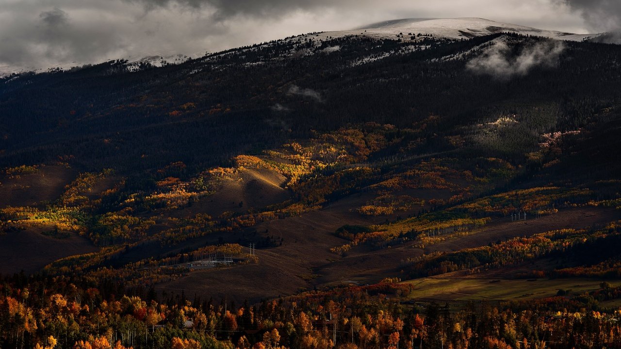 Обои горы, лес, осень, темный фон, mountains, forest, autumn, the dark background разрешение 3840x2160 Загрузить