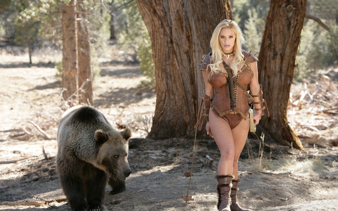 Обои лес, девушка, блондинка, медведь, лучница, охотница, forest, girl, blonde, bear, archer, hunter разрешение 4000x2667 Загрузить