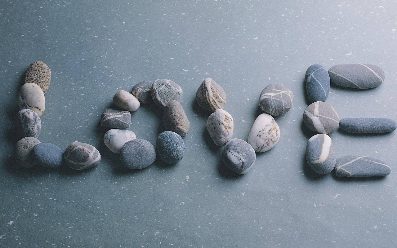 Обои камни, галька, настроение, любовь, чувство, влюбленная, stones, pebbles, mood, love, feeling разрешение 1920x1064 Загрузить